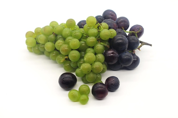 Matériel photo de fruits frais et de raisin sur fond blanc