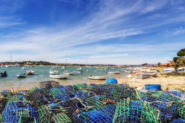 Matériel et pièges des pêcheurs pour la capture de crustacés et de poissons. Dans la ville d'Alvor Algarve.