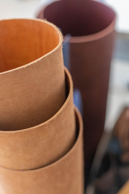 Matériel pour créer une production artisanale à l'organisation du stockage de l'atelier du cuir à la tannerie