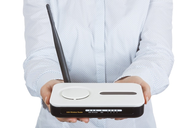 Photo matériel de routeur de modem sans fil dans les mains de femme sur un fond blanc
