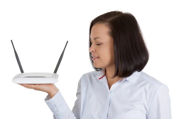Matériel de routeur de modem sans fil dans les mains de femme sur un fond blanc