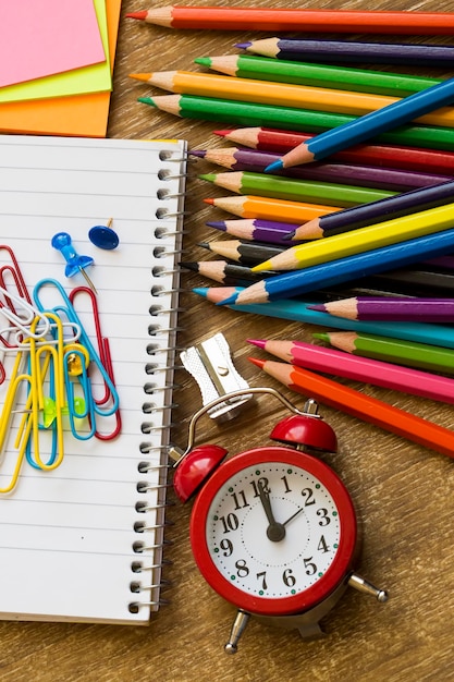 Matériel scolaire et de bureau, matériel de papeterie. Papeterie colorée.