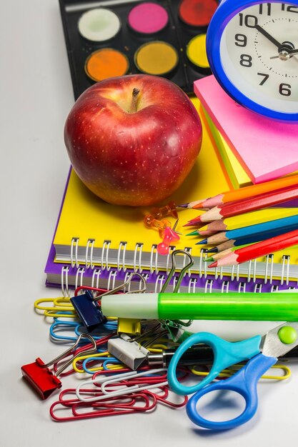 Matériel scolaire et de bureau, matériel de papeterie. Papeterie colorée.