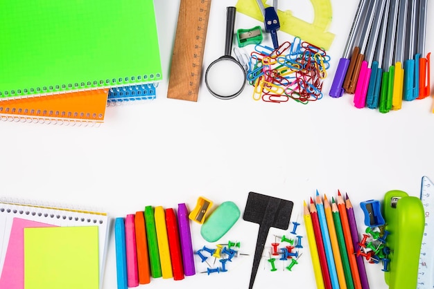 Matériel scolaire et bureautique. Matériel de papeterie coloré.