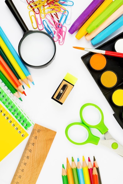 Matériel scolaire et bureautique. Matériel de papeterie coloré.