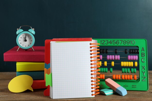 Matériel scolaire sur table en bois