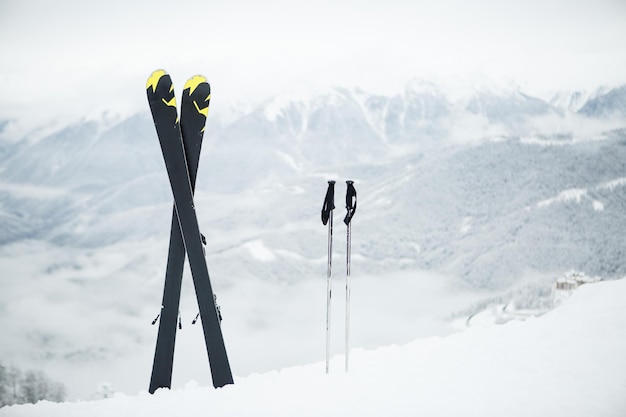 Matériel de ski dans la neige