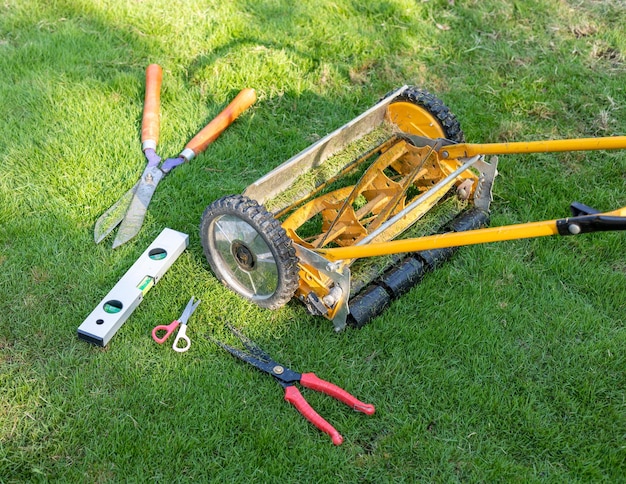 Photo matériel de tonte de pelouse et outils de travail