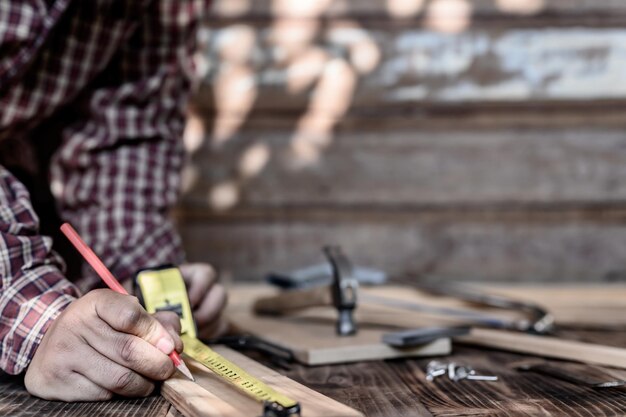 Matériel de travail du bois vintage pour le bricolage et outils de travail pour le menuisier et l'artisanat. Concept de bonne fête du travail. Confinement et auto-quarantaine à la maison.