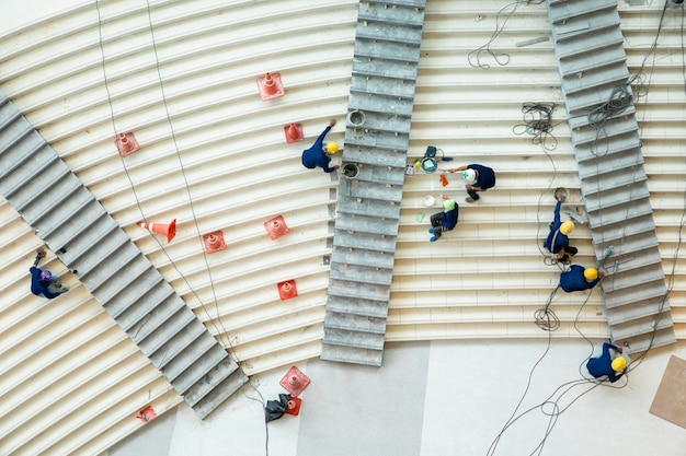 Photo matériel de travail en hauteur dispositif antichute pour chantier avec crochets pour harnais de sécurité