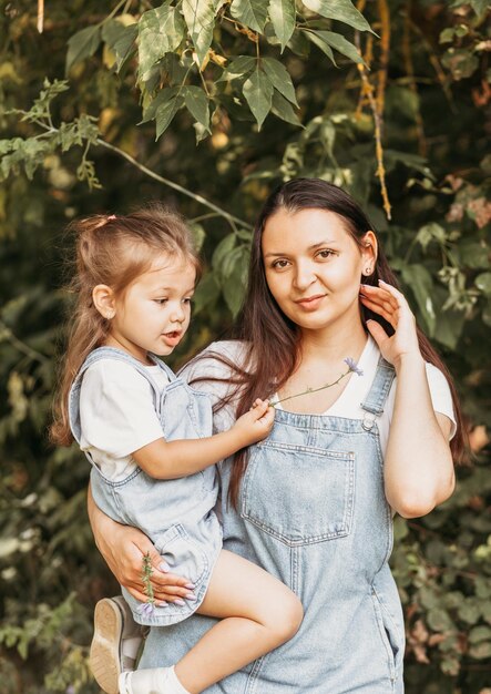 Maternité familiale et concept de personnes heureuse mère et fille étreignant