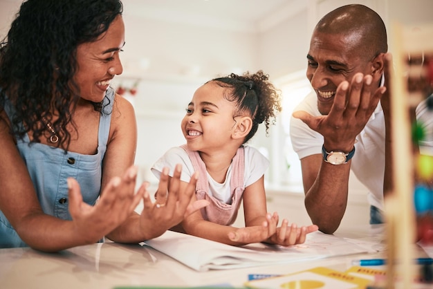 Photo mathématiques familiales heureuses ou apprentissage du comptage des enfants faisant les devoirs de la maternelle ou de l'école à domicile à distance éducation étude créative ou enfant étudiant avec le soutien de maman papa ou des parents pour le développement des jeunes