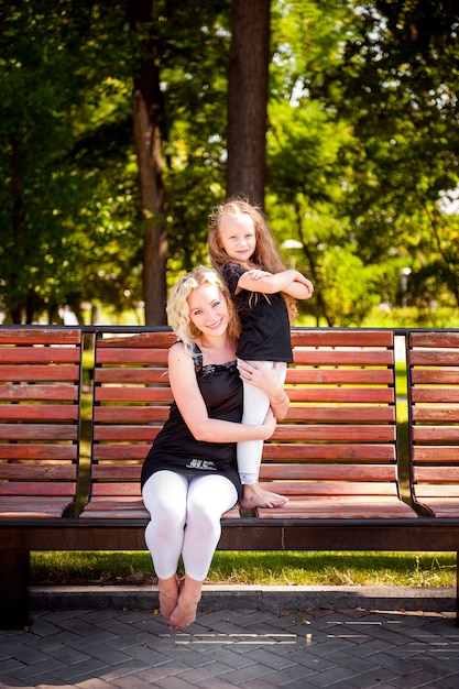 Mather et sa fille dans le parc.