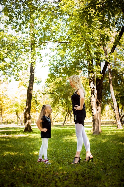 Mather et sa fille dans le parc.