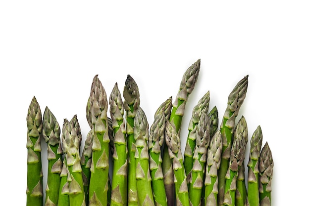 Une matière première comestible tiges d'asperges isolé sur fond blanc