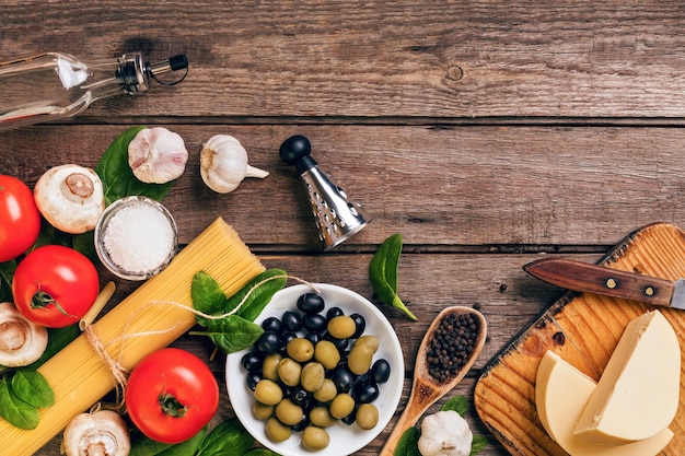 Matières premières pour la préparation des pâtes italiennes spaghetti basilic tomates olives et huile d'olive o