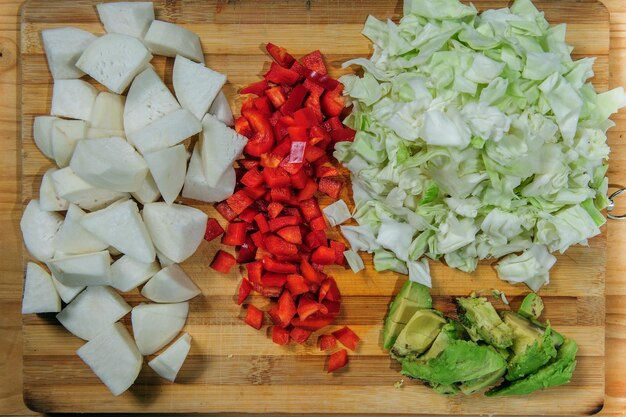 Matières premières Prêt à cuire Recette de ragoût de poulet Cuisine européenne cuisinée avec une garniture de champignons petits oignons et autres