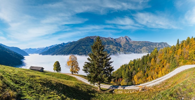 Photo matin d'automne brumeux paisible sur la montagne depuis le chemin de randonnée de dorfgastein aux lacs de paarsee land salzbourg autriche