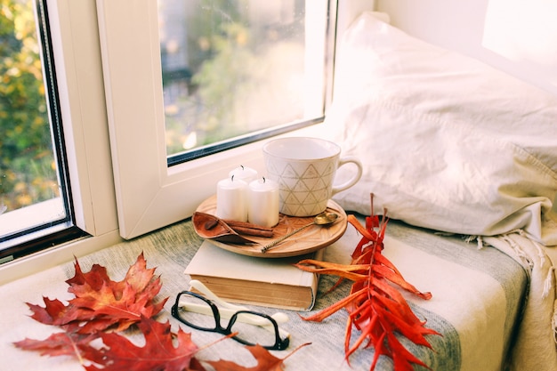 Matin d'automne confortable avec une tasse de café à la crème et feuilles d'automne concept d'automne et de vacances. Plat poser vue de dessus