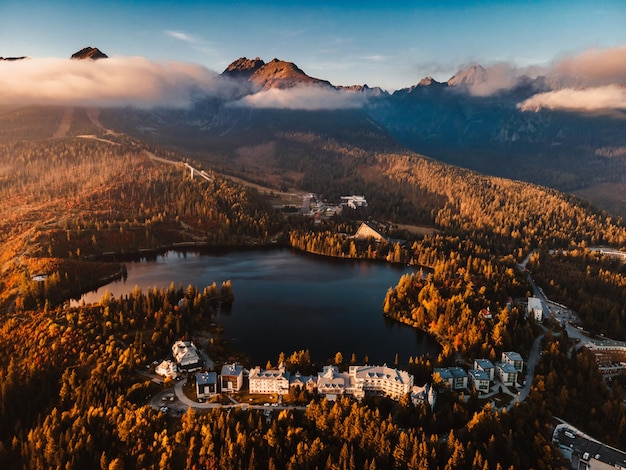 Matin automne vue sur le lac Strbske pleso lac Strbske dans le Parc National des Hautes Tatras Slovaquie paysage Europe