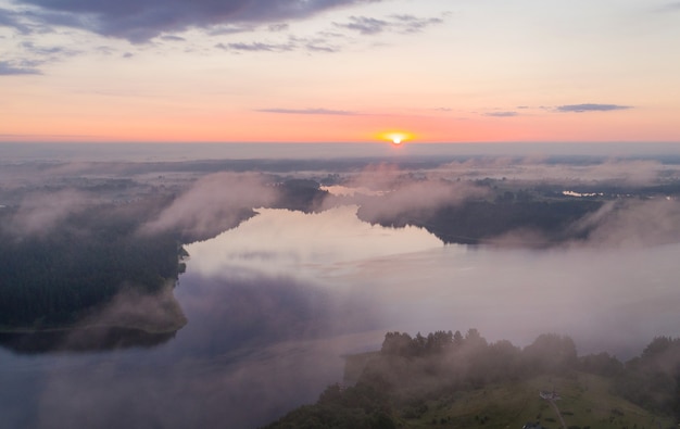 Matin brumeux au beau lac en Biélorussie