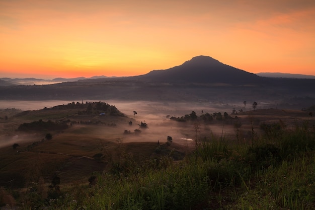 Le matin brumeux au point de vue de Khao Takhian Ngo à Khao-kho Phetchabun, Thaïlande