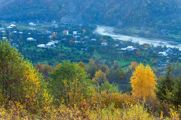 Matin brumeux automne vue sur le village de montagne (Carpates, Ukraine)