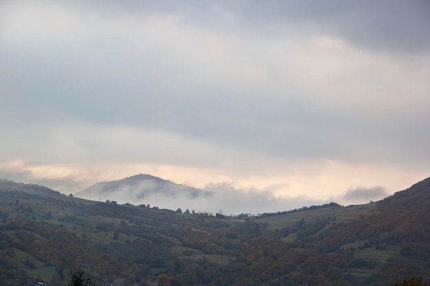 Matin brumeux dans les montagnes