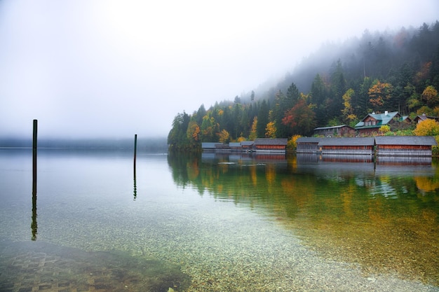 Photo matin brumeux sur le lac altausseer see alpes autriche europe