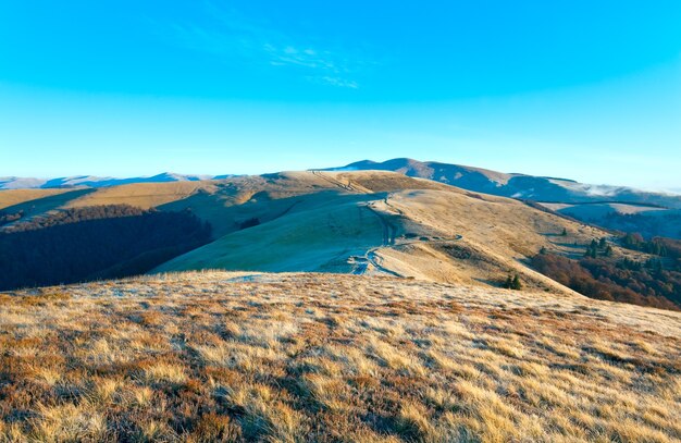 Matin brumeux paysage de montagne d'automne (Carpates, Ukraine)