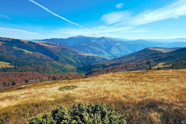 Matin brumeux paysage de montagne d'automne (Carpates, Ukraine)