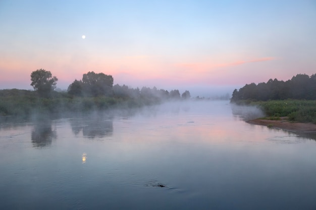 Matin brumeux à la rivière Nioman, Biélorussie