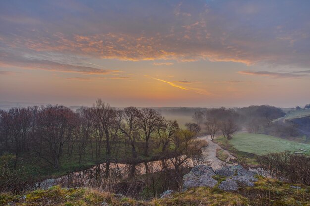 matin brumeux sur la rivière