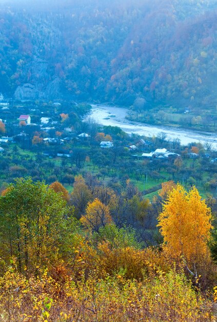 Matin brumeux village de montagne d'automne (Carpates, Ukraine)