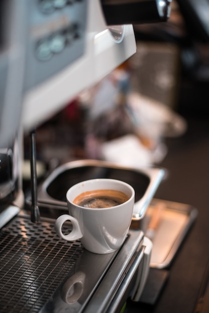 Matin de café noir sur cafetière