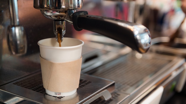 Matin De Café Noir Dans Une Tasse En Papier Mis Sur Une Cafetière