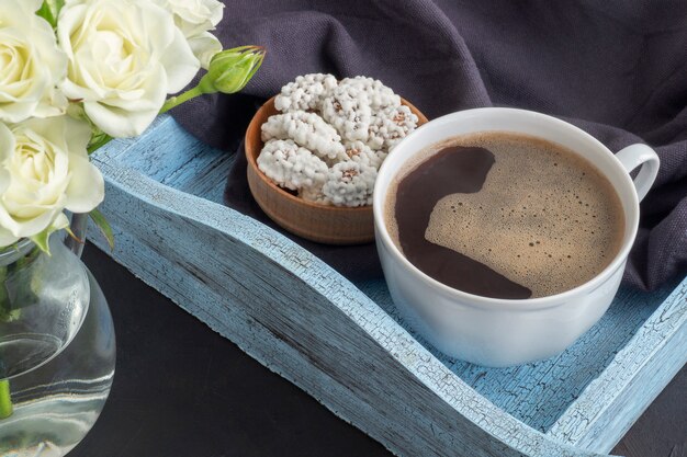 Matin café vivifiant dans une tasse blanche