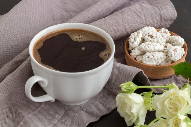 Matin café vivifiant dans une tasse blanche