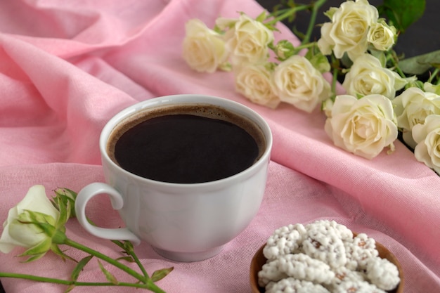 Matin café vivifiant dans une tasse blanche