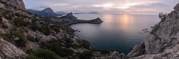 Matin sur la côte rocheuse