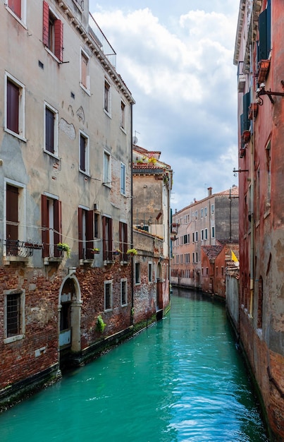 Matin dans les canaux d'eau de Venise le long du paysage urbain des bâtiments résidentiels