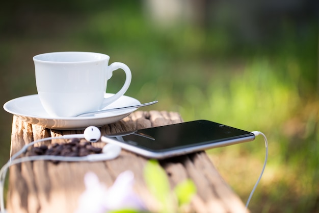 Matin dans le jardin et une tasse de café noir