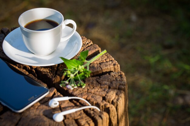 Matin dans le jardin et une tasse de café noir