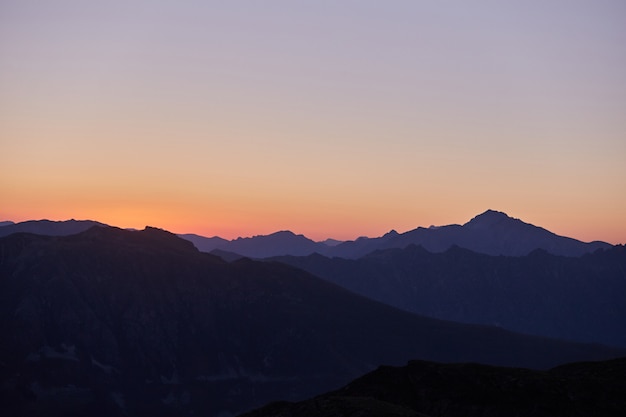 Matin dans les montagnes, un paysage fabuleux des montagnes du Caucase. Une randonnée