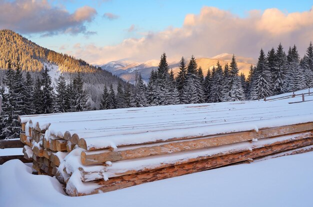 Matin dans les montagnes. Paysage d'hiver. Des planches de bois.