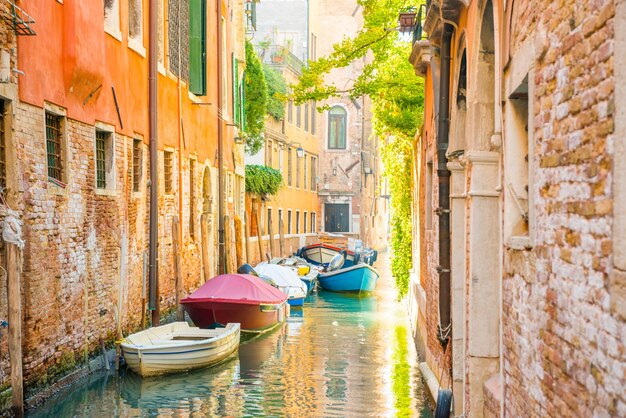 Matin dans la rue de Venise avec canal, bateaux et gondoles