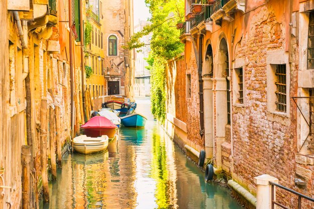 Matin dans la rue de Venise avec péniches et gondoles