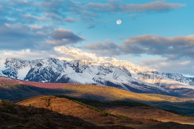 Matin dans la steppe de Kurai Lune sur North Chuysky Ridge KoshAgachsky District Altai Russie