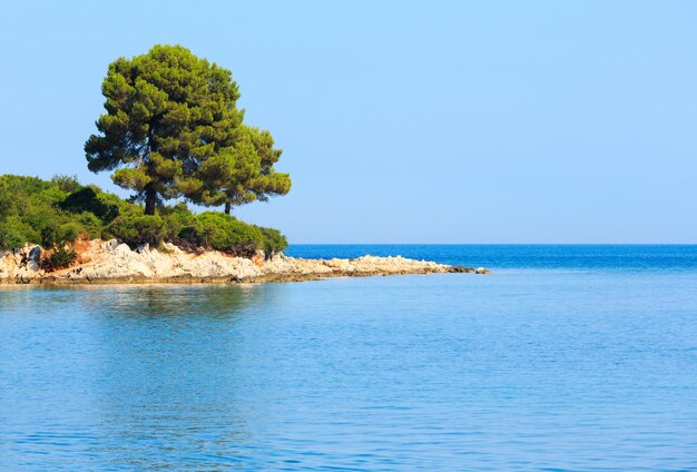 Matin d'été vue sur la côte de la mer depuis Paradise Beach (Ksamil, Albanie).