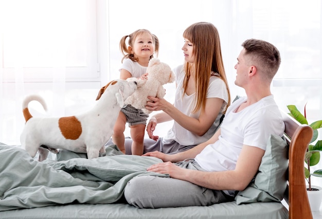 Matin familial ensoleillé au lit